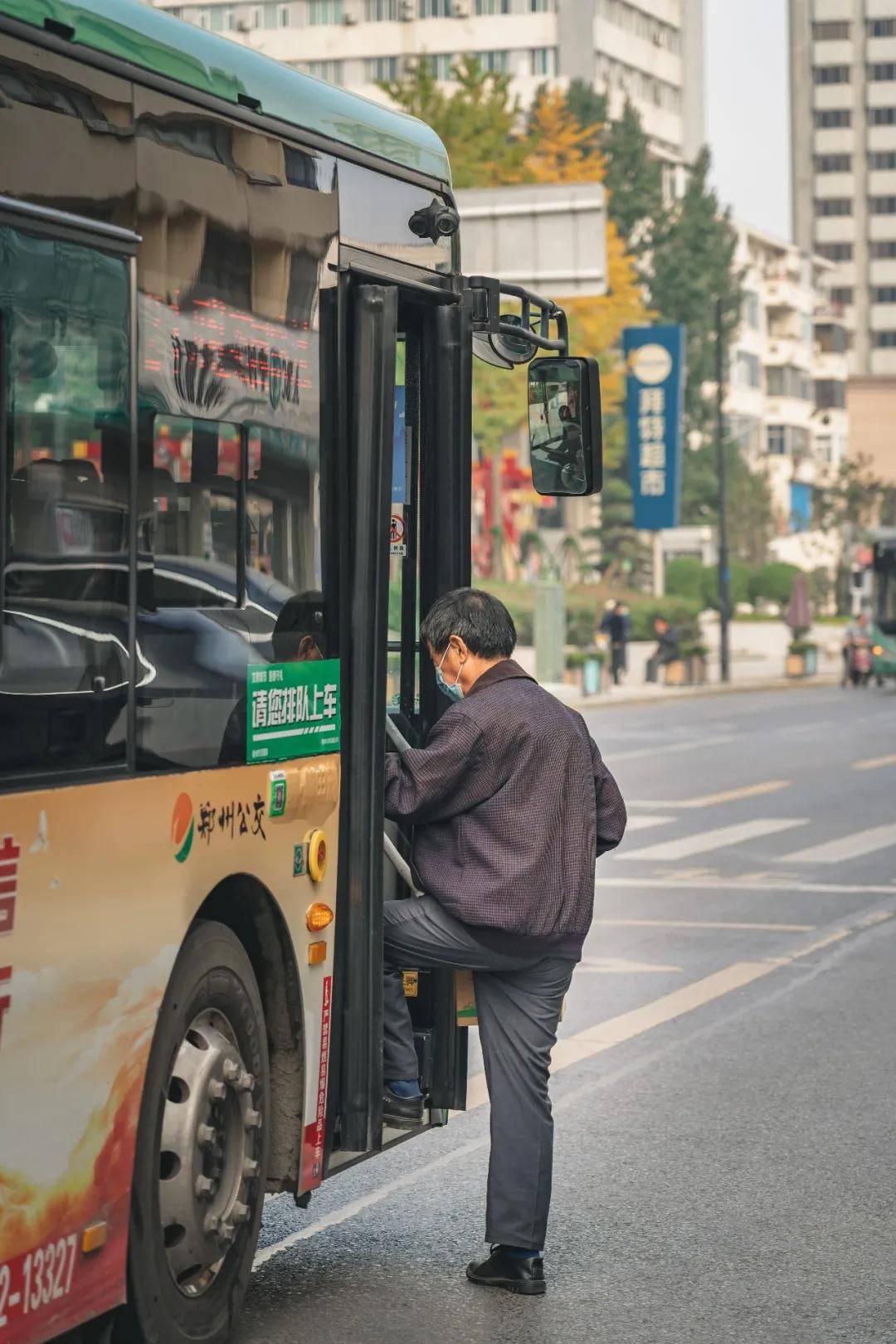 风景|总有人，偏爱郑州的公交车