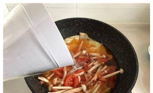 煮面条需要放多少生抽 44b1534a55c044378f3faf50be2c0aef.jpeg