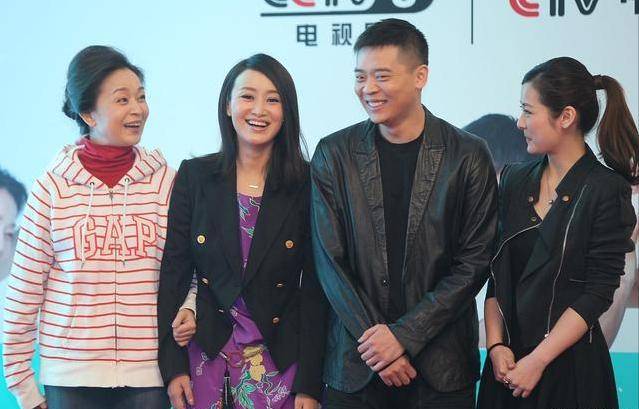 高领衫 “辣婆婆”刘莉莉扮起嫩来真不错，卫衣叠穿高领衫，好似俏皮学生