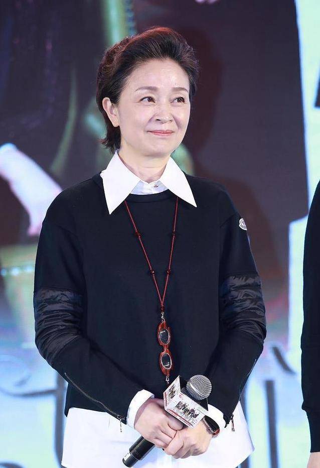 高领衫 “辣婆婆”刘莉莉扮起嫩来真不错，卫衣叠穿高领衫，好似俏皮学生