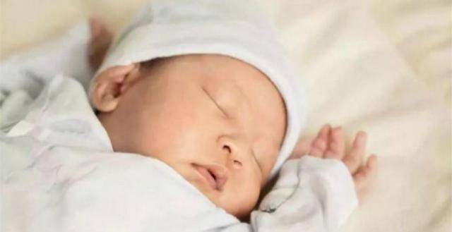 原创哈尔滨，一技校女生厕所产子，满地鲜血被紧急送医，所幸母子平安