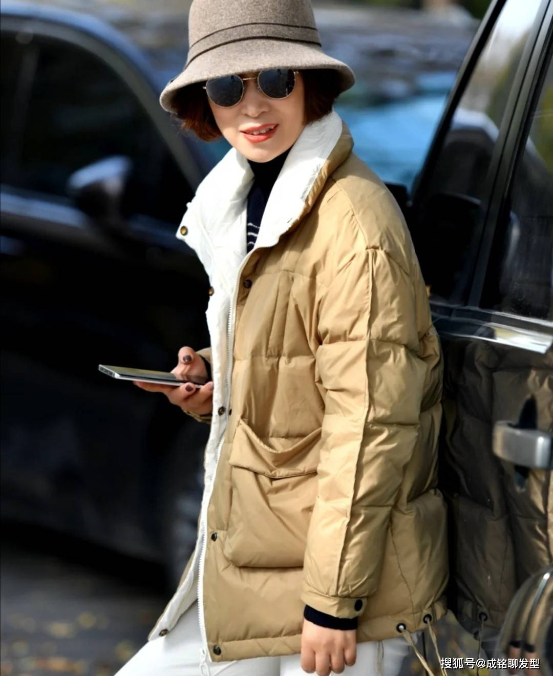 颜色 60+的女人这样穿羽绒服真好看！时尚大气不显老，保暖又有气质