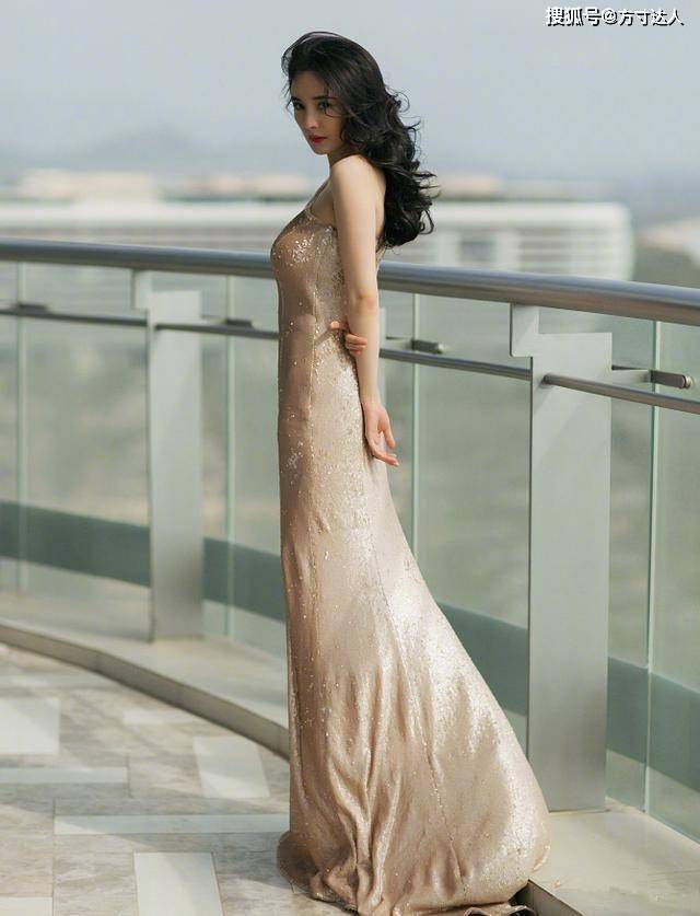 设计 “液体裙”被娱乐圈带火了！单穿时尚高级，比短裙还撩人