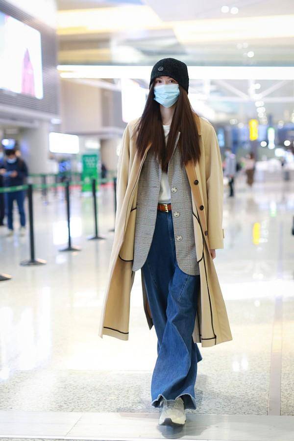 形象 何穗的腿太长了吧,老爹裤拖地穿也霸气十足,风衣穿搭更抢镜