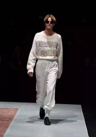 国际 一线女星+国际大牌也翻车，服饰上印中文真的就很土吗？