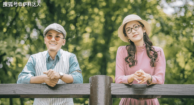 披肩 37岁吕一美得太娇嫩，粉紫色长裙穿成大家闺秀，浓妆素颜都不显老