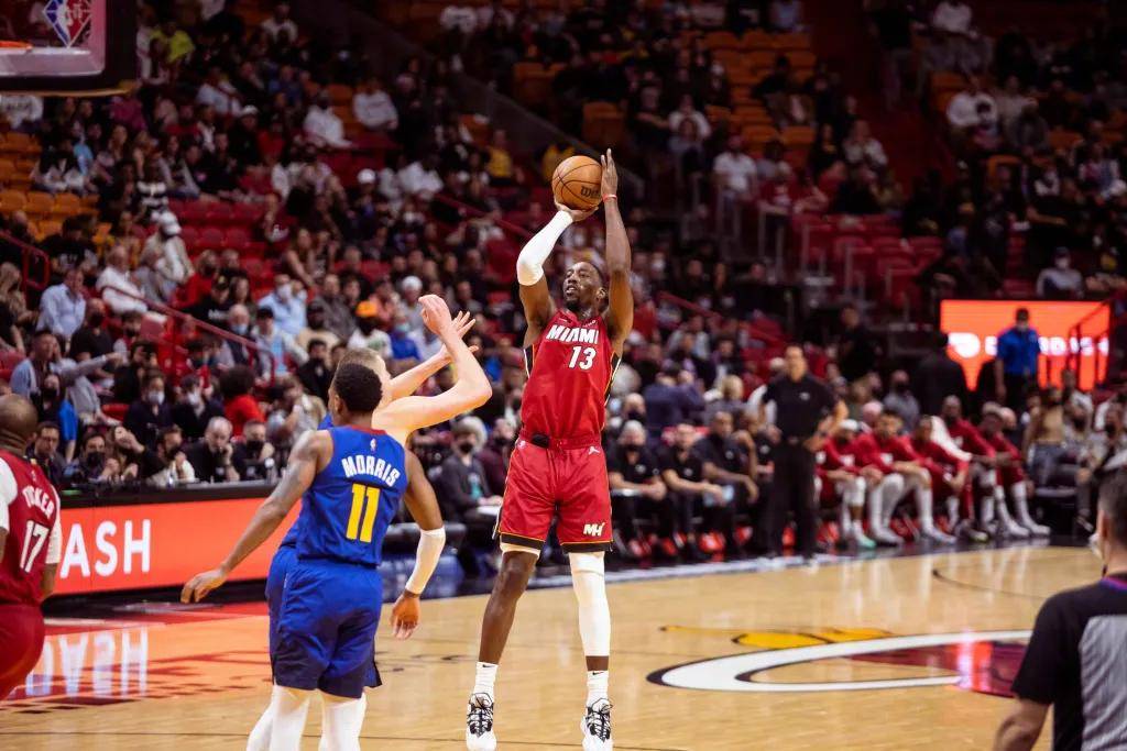 掘金|認(rèn)慫了？巴特勒和莫里斯不敢打！約基奇兩個哥哥都來了