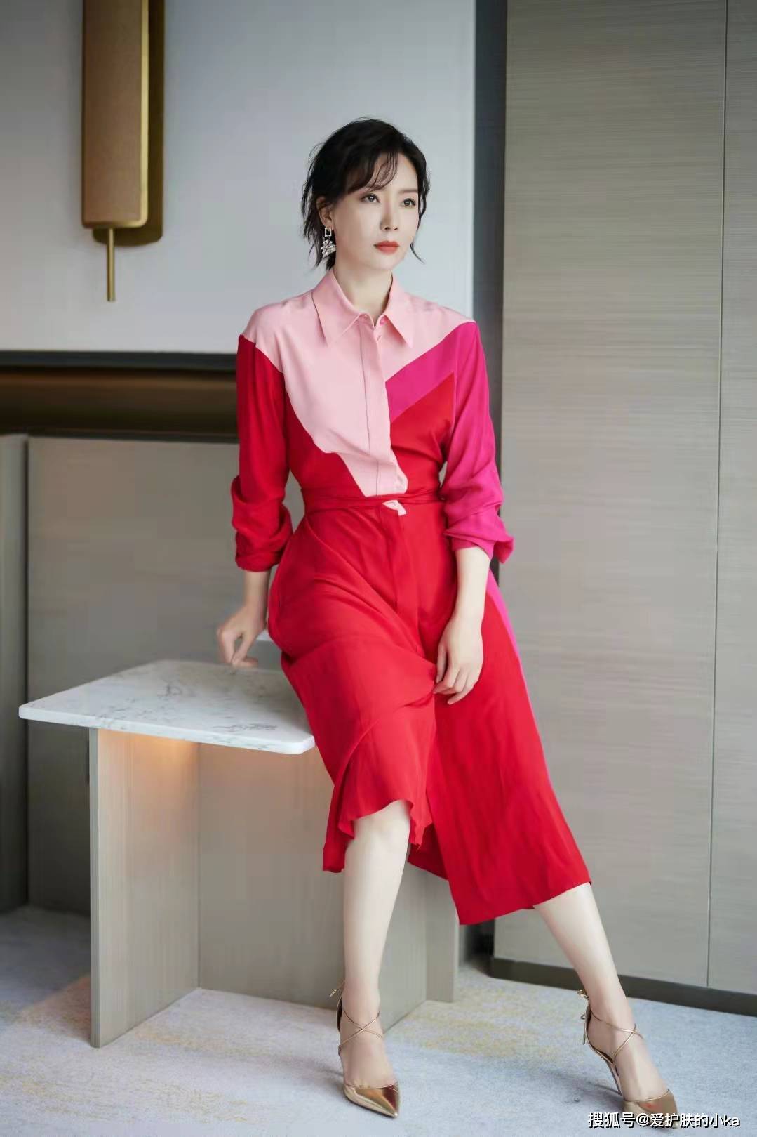 裙子 陈数40多岁了气质依旧出众，穿衬衫裙也优雅，真是中年女性的典范
