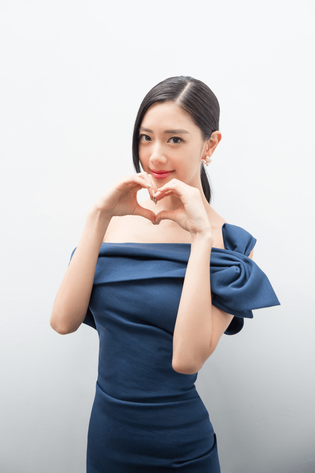 条纹 克拉拉真是“人间尤物”，穿蓝色连衣裙性感高挑，前凸后翘太撩人
