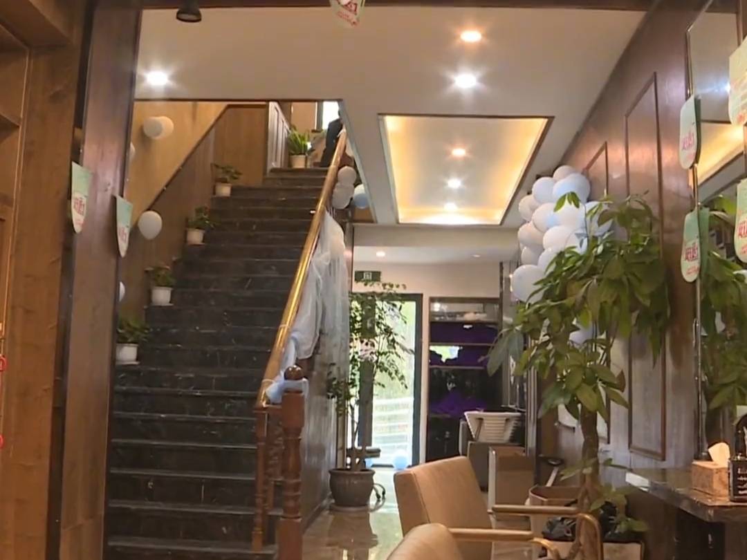 卷发浙江小伙只想剪头发，却在服务员引导下花了2500块，被套路了