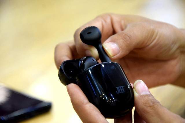 JEET ONE升级版与一代有何不同？增加无线充功能，音感提升明显