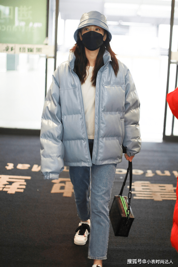 颜色 郑希怡穿冬装都比别人有范，皮面羽绒服配九分裤，时尚堪比小姑娘