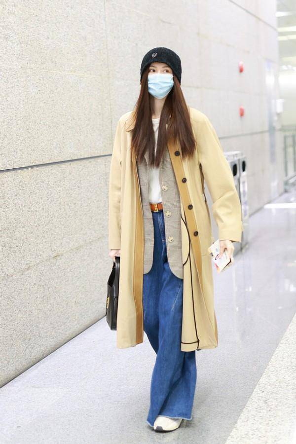 形象 何穗的腿太长了吧,老爹裤拖地穿也霸气十足,风衣穿搭更抢镜