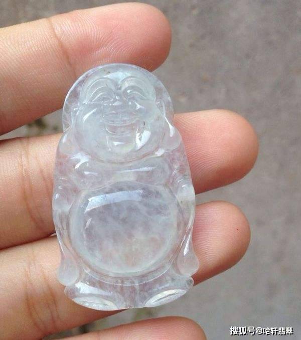 冰渣一般存在于冰种翡翠的内部,肉眼可见颗粒感很强的"小碎冰".