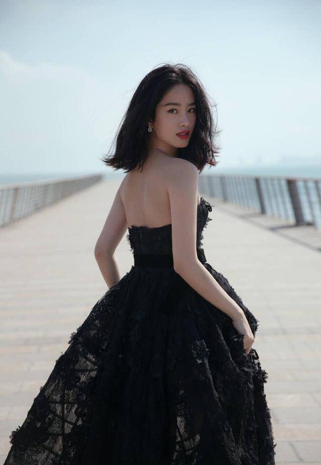 女孩子 杨采钰不愧是“人间富贵花”，黑色抹胸裙性感高贵，气质出众