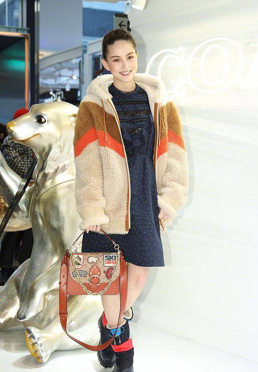 后首 昆凌受伤后首露面,穿羊羔毛配宽松裙快肿成孕妇,真浪费超模身材