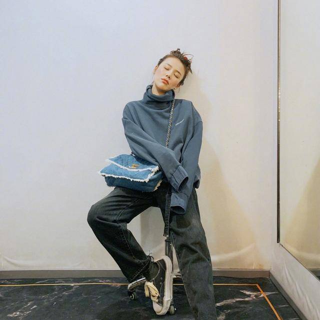 脖颈 穿蓝色卫衣配牛仔裤,慵懒俏皮,英伦风设计很显长腿