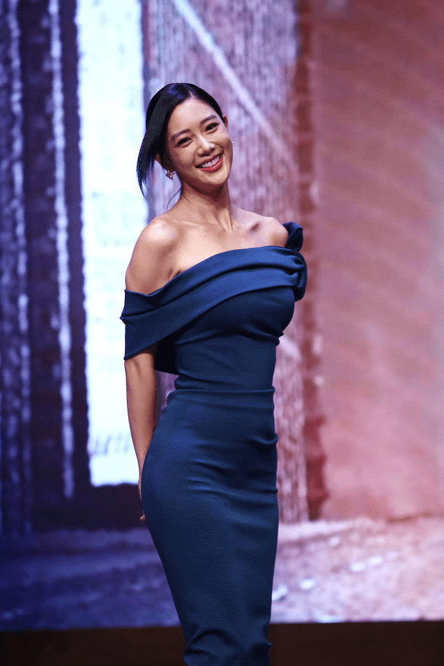 条纹 克拉拉真是“人间尤物”，穿蓝色连衣裙性感高挑，前凸后翘太撩人