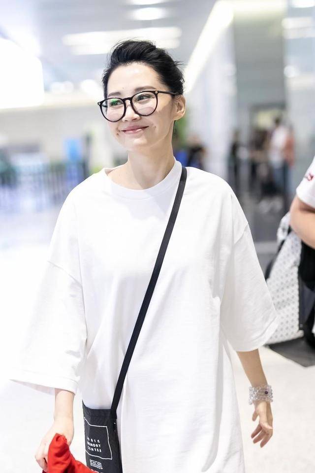 身材 许晴无需装就很“嫩”，穿白色长T恤舒适减龄，状态宛如二八少女