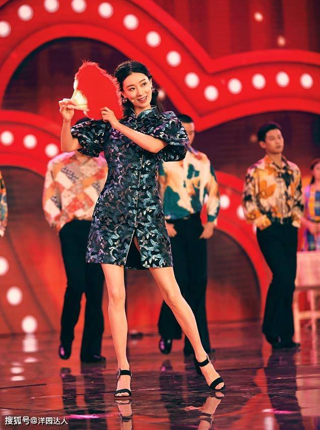 贾玲捧 被贾玲捧红的张小斐，气质原来这么高级，宽松穿搭却不影响秀身材