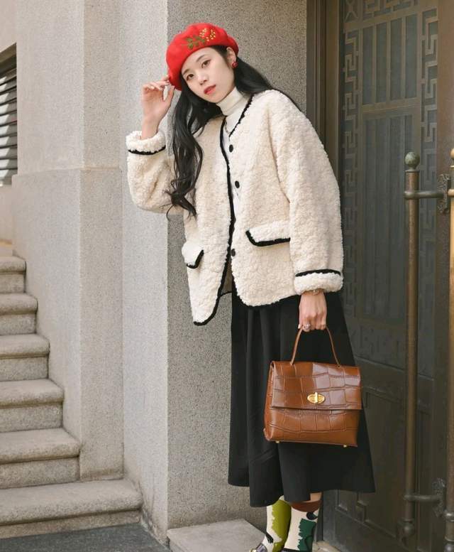 羊羔 在寒冷的冬天，不要只知道穿羽绒服，羊羔毛服装也很受宠