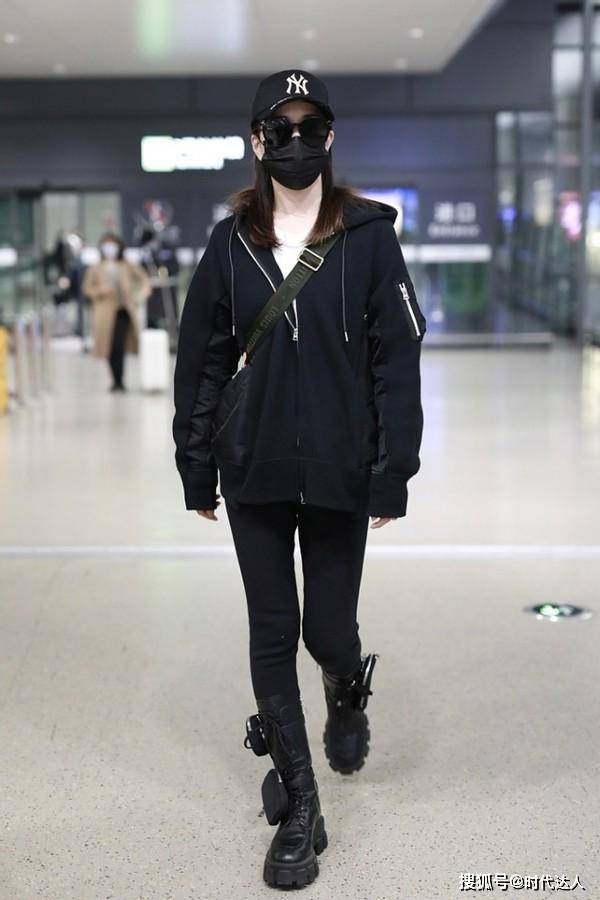 小姑娘 佘诗曼都快50岁了,穿夹克仍有小姑娘的感觉,气质可真娇嫩