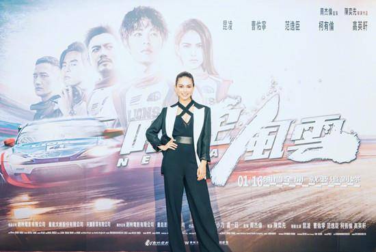 后首 昆凌受伤后首露面，穿羊羔毛配宽松裙快肿成孕妇，真浪费超模身材