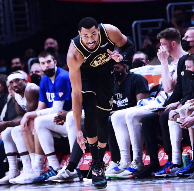 征服|庫里MVP穩(wěn)了？庫里征服快船球迷，轟下30＋6，勇士擊沉快船