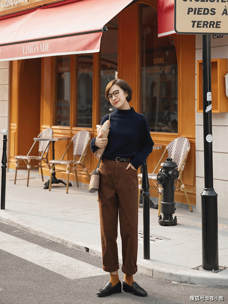 显得 卫衣已过时了,今年冬季流行“日系毛衣穿搭”,保暖舒适又优雅