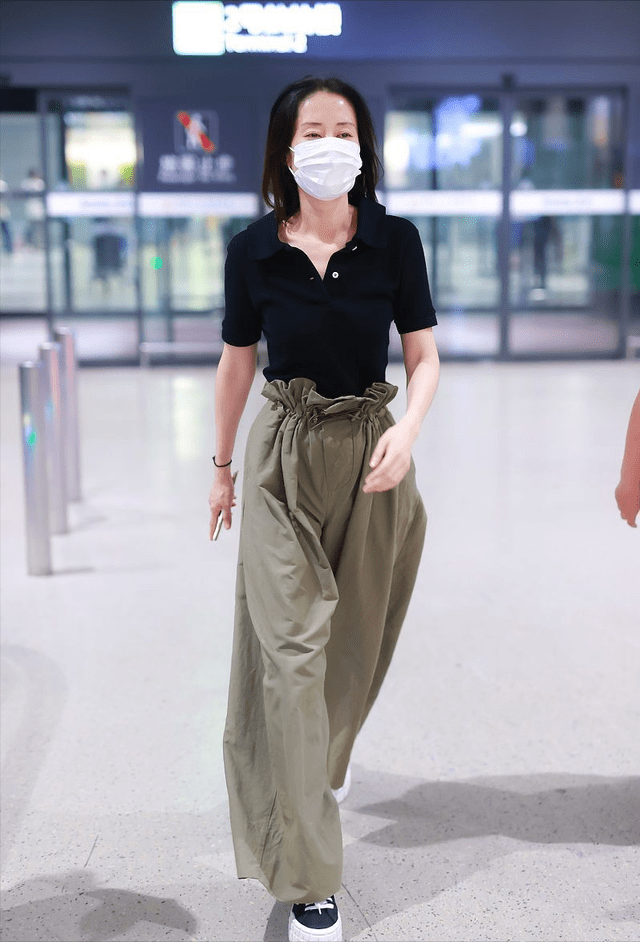 刘敏涛 刘敏涛的裤子才叫潮,显瘦不说气场挺足,一脸不可高攀的气质感