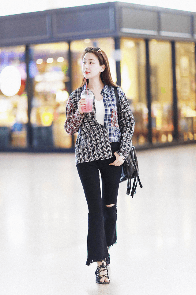 事情 马苏为博眼球真会搞事情！穿背带裤还要解开一边背带，真高调