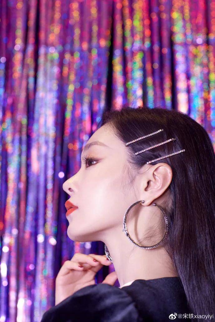 黑色 女星宋轶穿黑色短裙秀大美腿！雪肤玉貌太性感撩人