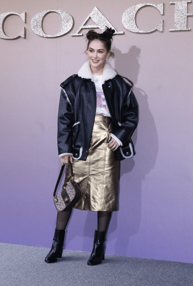 黑色 昆凌的一身穿搭挺显胖，夹克配半裙比例有点不协调，但却不怎么丑