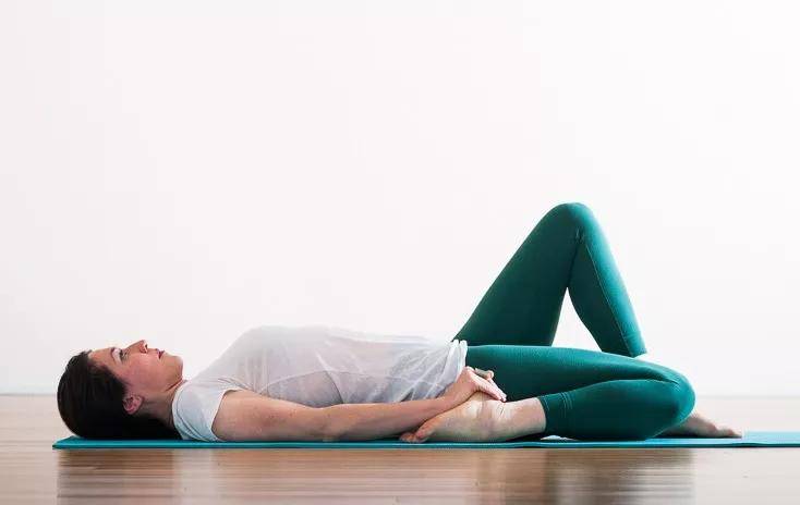 瑜伽仰卧英雄式好处太多做不到的人也很多附动图