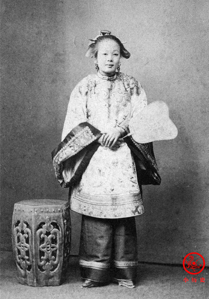 晚清老照片:武官身穿铠甲骑一匹矮马,教门成员习拳练武举止荒诞_鼎盛