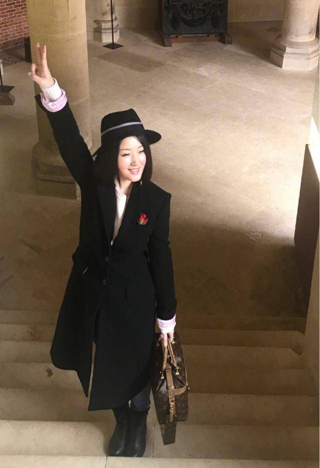 颜色 杨钰莹真会穿，一袭黑色风衣搭配牛仔裤优雅又潇洒，减龄又时髦