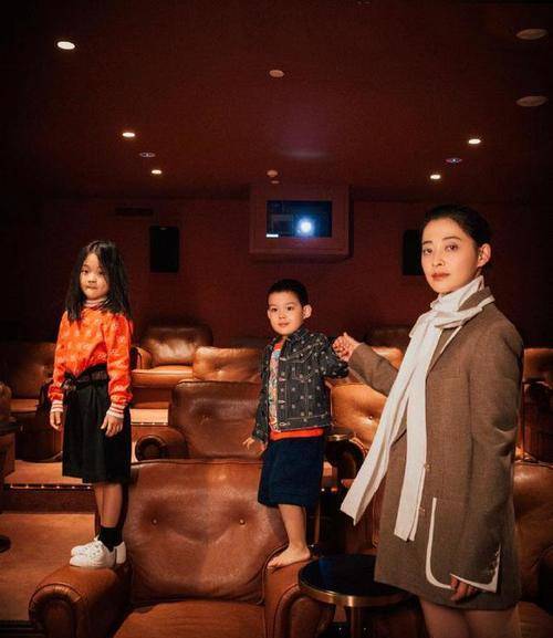 毛衣 45岁梅婷携儿女拍大片，女儿继承妈妈黑眼圈，儿子肉嘟嘟太像妈