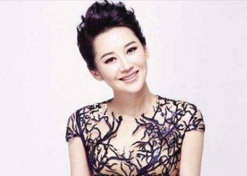 卷发奔四奔五的女人，这3款“发型”尽量不要留，看着显老还没气质