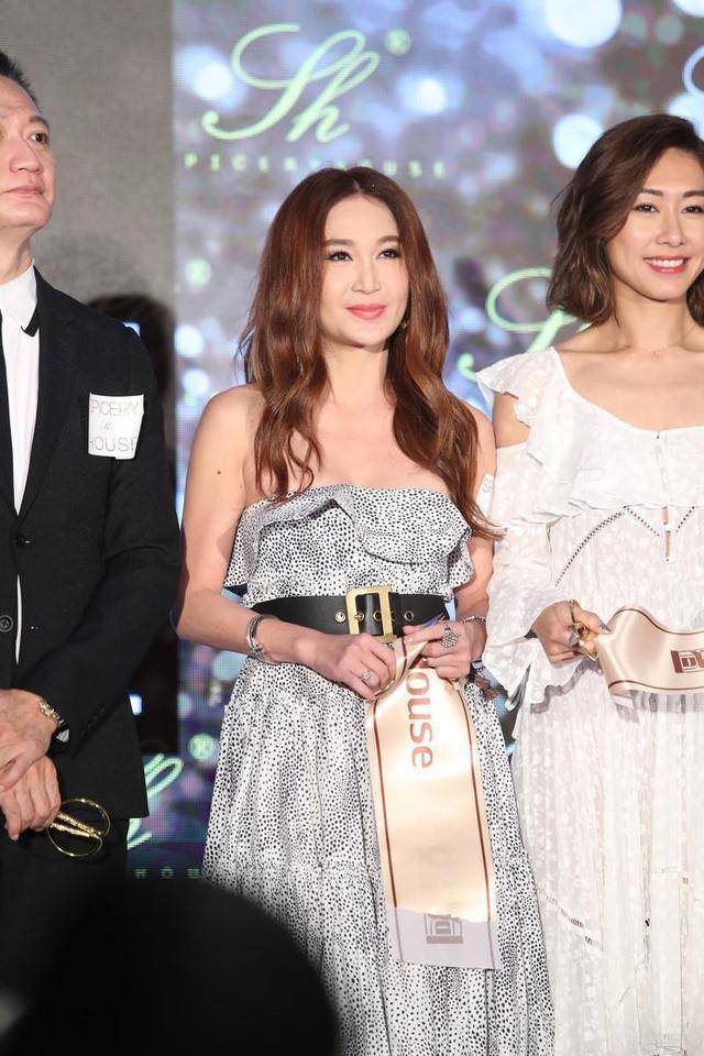 进行 温碧霞真是不老女神,卷发配抹胸连衣裙气质开挂,性感优雅又洋气