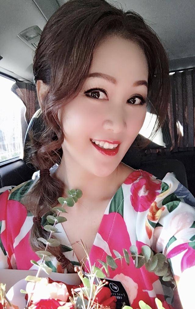 女神 梁小冰不老女神，身穿连衣裙依然年轻貌美，学她穿衣技巧准没错