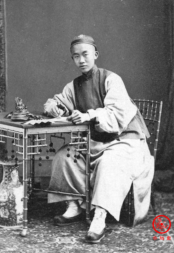 在某个官府门前,右侧的低级官员与左侧的两位小吏相遇,彼此之间互相