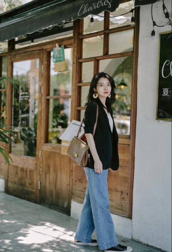 塑造出 三木博主春季穿搭,西服配牛仔裤修身又显瘦,展现出知性大方气质