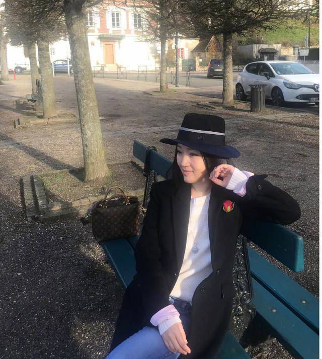 颜色 杨钰莹真会穿，一袭黑色风衣搭配牛仔裤优雅又潇洒，减龄又时髦