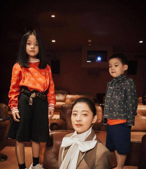 毛衣 45岁梅婷携儿女拍大片，女儿继承妈妈黑眼圈，儿子肉嘟嘟太像妈