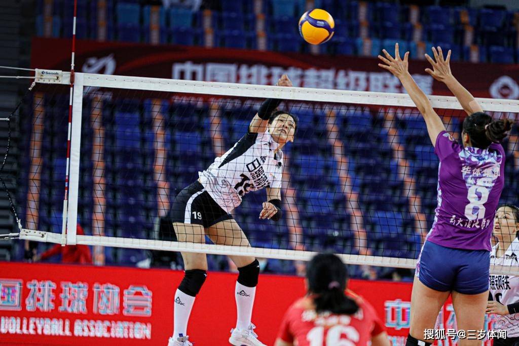 云南队|女排联赛1日第一场：山东女排3-1取得2连胜，小将42扣6中被打懵