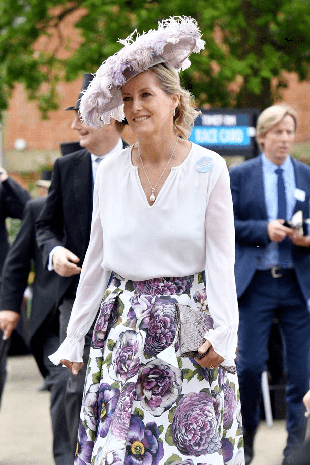 英国56岁苏菲王妃比戴安娜更美白配蓝太高级与女王似亲生母女