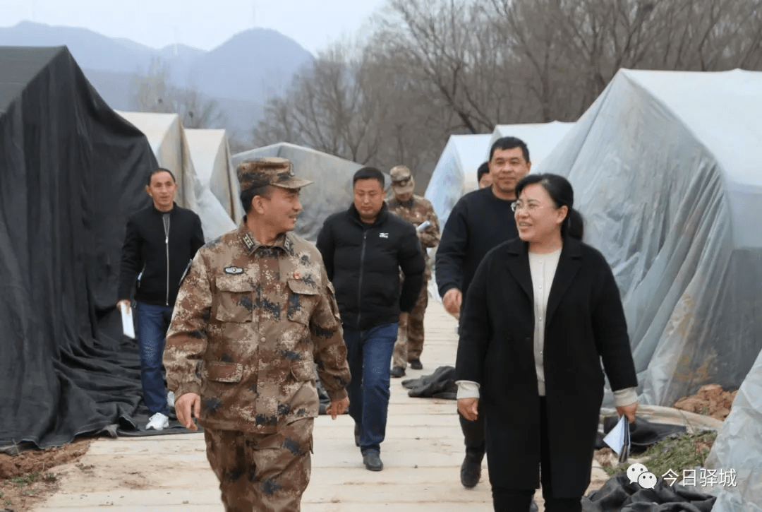 11月29日下午,驿城区人武部政委丁小兵带领工作组来到帮扶村老河乡老