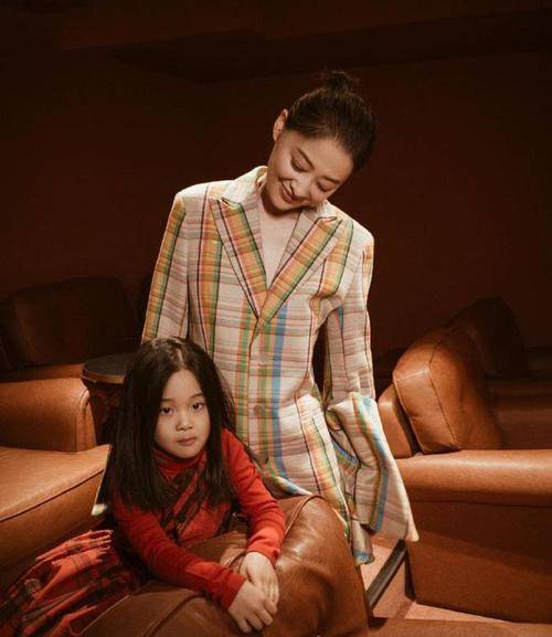 毛衣 45岁梅婷携儿女拍大片，女儿继承妈妈黑眼圈，儿子肉嘟嘟太像妈