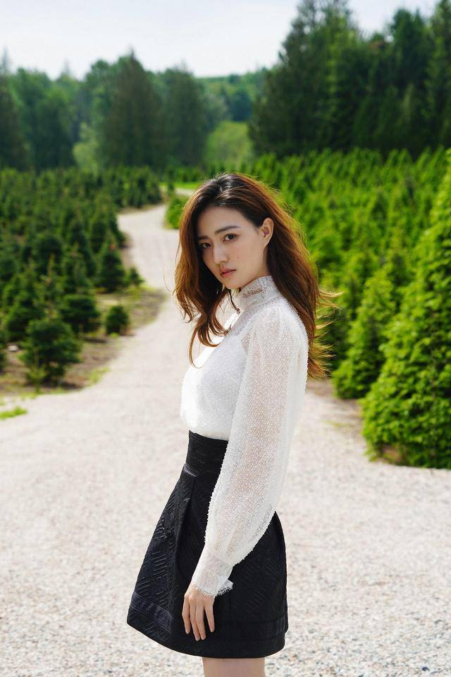 黑色 徐璐美回颜值巅峰!身穿黑色斜肩连体裤优雅高贵,性感又不失甜美