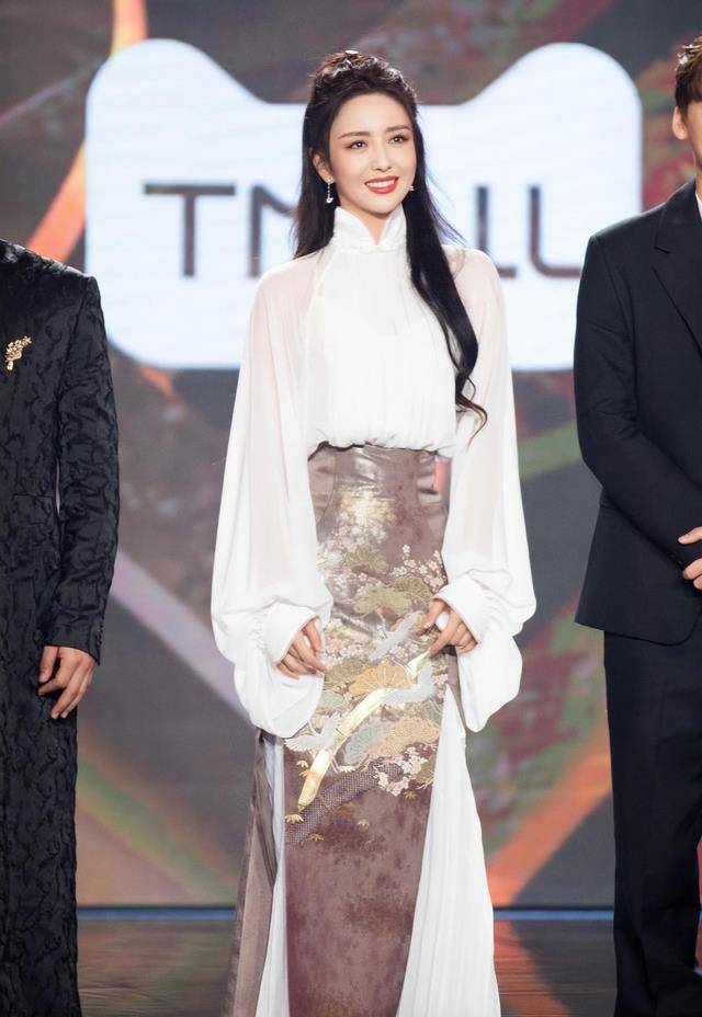 佟丽娅 佟丽娅“潮”起来真不得了,镭射裙里面套条古风裙,典雅不失潮流